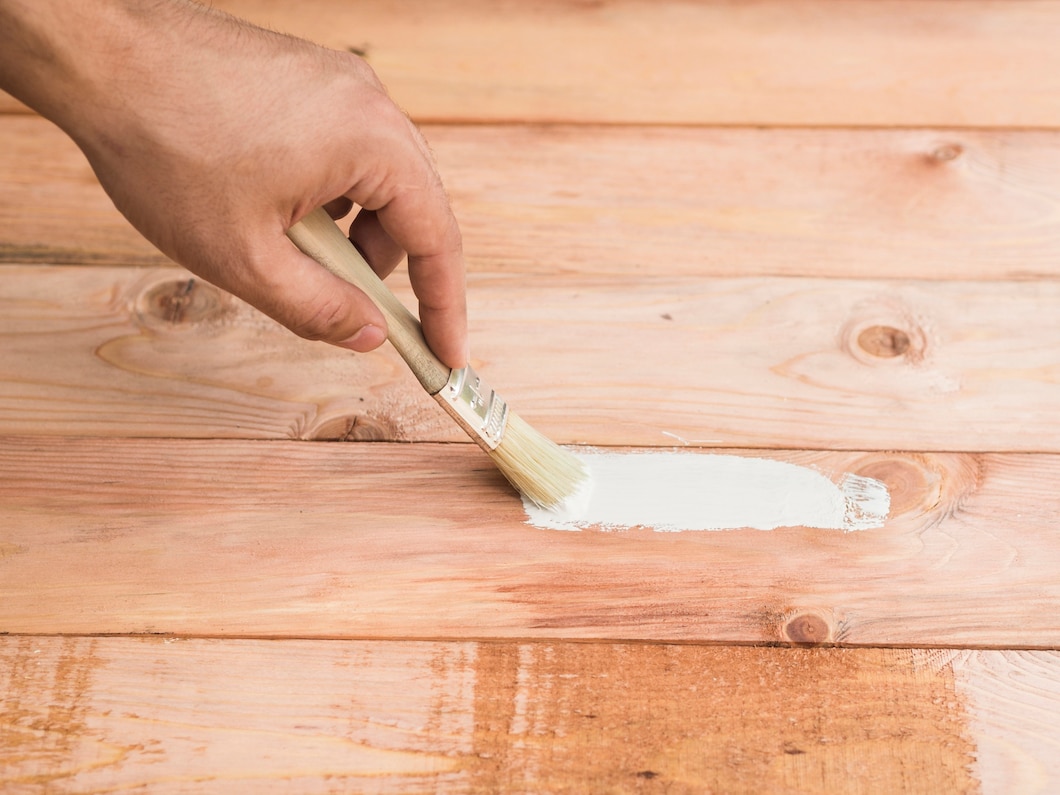 Jak skutecznie zabezpieczyć drewniane powierzchnie przed uszkodzeniami?