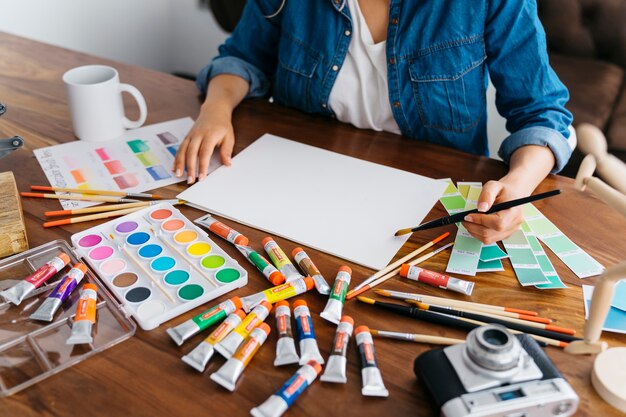 Jak kreatywnie oznaczyć miejsca w domu i biurze za pomocą farb i stempli?