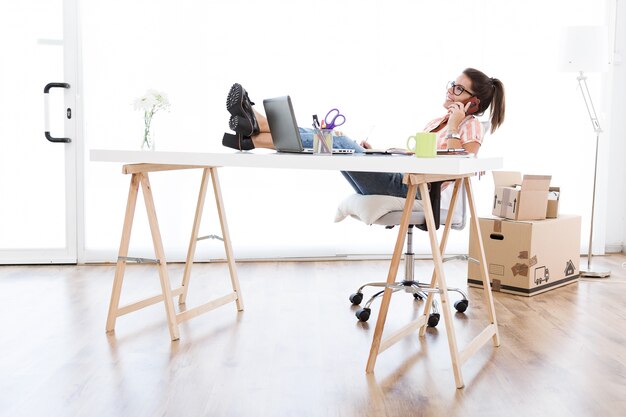 Jak wybrać ergonomiczną przestrzeń do pracy w domowym biurze?