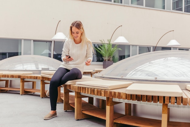 Jak właściwie zabezpieczyć meble ogrodowe przed zmiennymi warunkami pogodowymi?